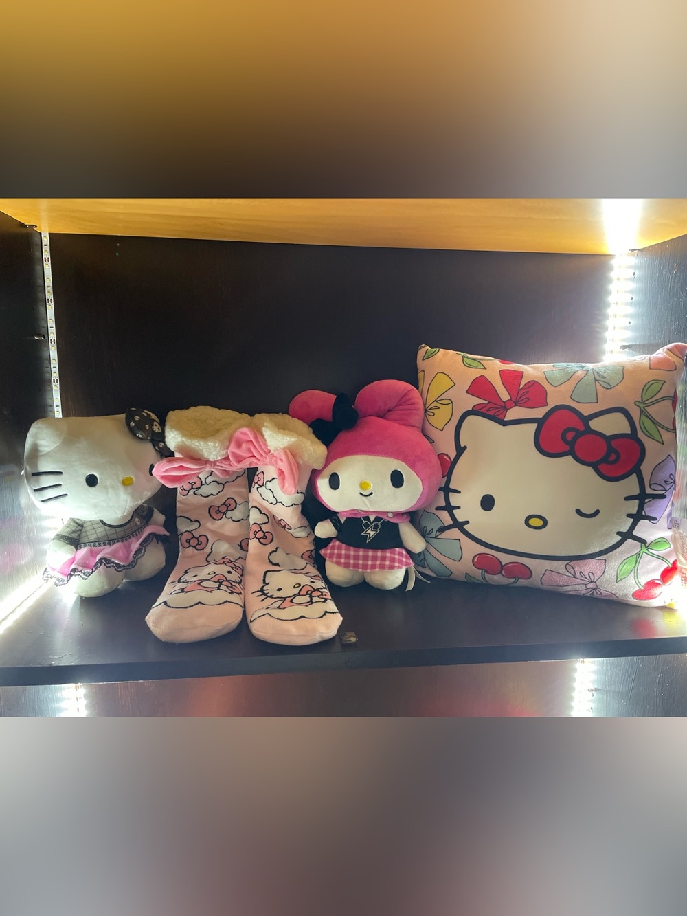 Super cute Sanrio bundle featuring Hello Kitty and My Melody items!